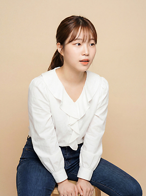 JPG 편집이미지 여자 얼굴 생각 표정 대화 앉기 일상 친구 머리 자유 청바지 스탠드 블라우스 베이지색 의료성형뷰티 편집실사 AI인물포토 AI콘텐츠 컬러 컨셉 상의 바지 관계 모션 조명 말하기 사람 라이프 신체부위 CG 파일형식 AI포토