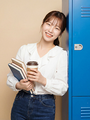 JPG 편집이미지 학생 교육 커피 청소년 웃음 소녀 일상 책 여름 친구 학습 카페 대학교 의료성형뷰티 편집실사 AI인물포토 AI콘텐츠 계절 여자 음료 어린이 학교 관계 표정 사람 라이프 상점 CG 파일형식 AI포토