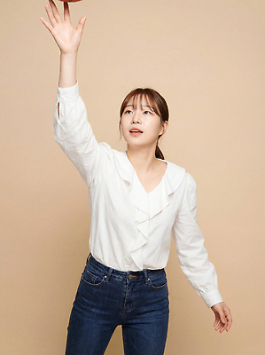 JPG 편집이미지 손 옷 여자 포즈 모션 표정 미소 일상 촬영 청바지 던지기 집중 오브젝트 의료성형뷰티 편집실사 AI인물포토 AI콘텐츠 컨셉 바지 사람 라이프 신체부위 CG 파일형식 AI포토