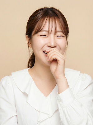 JPG 편집이미지 손 여자 행복 감정 얼굴 포즈 백그라운드 표정 웃음 사진촬영 흰색 입 즐거움 순간 의료성형뷰티 편집실사 AI인물포토 AI콘텐츠 컬러 사람 신체부위 촬영 CG 파일형식 AI포토