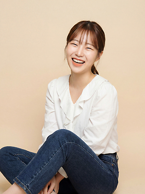 JPG 편집이미지 여자 패션 감정 포즈 백그라운드 셔츠 실내 미소 웃음 청바지 편안함 의료성형뷰티 스타일 편집실사 AI인물포토 AI콘텐츠 상의 바지 표정 사람 내부 감각 CG 파일형식 AI포토