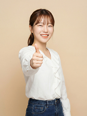 JPG 편집이미지 손 여자 감정 포즈 표정 미소 웃음 사람 최고 즐거움 긍정 의료성형뷰티 갈색배경 편집실사 AI인물포토 AI콘텐츠 백그라운드 컨셉 신체부위 갈색 CG 파일형식 AI포토