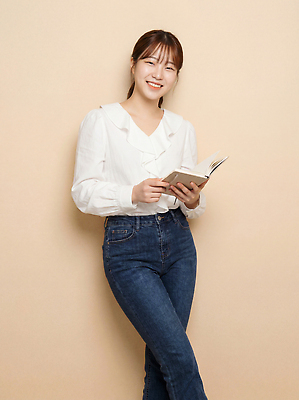 JPG 편집이미지 여자 포즈 백그라운드 모션 밝음 미소 책 독서 카메라 자유 청바지 편안함 즐거움 블라우스 의료성형뷰티 편집실사 AI인물포토 AI콘텐츠 감정 컨셉 상의 바지 표정 사람 전자제품 감각 CG 파일형식 AI포토