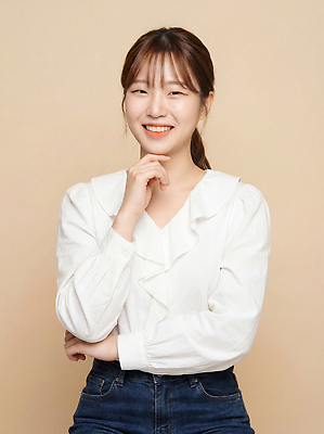 JPG 편집이미지 손 포즈 백그라운드 표정 밝음 미소 사람 흰색 청바지 블라우스 성별 턱 특징 의료성형뷰티 편집실사 AI인물포토 AI콘텐츠 컬러 상의 바지 신체부위 CG 파일형식 AI포토