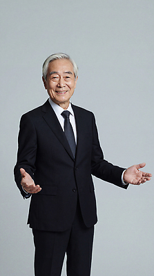 JPG 편집이미지 노년 남자 중년 포즈 백그라운드 표정 미소 정장 머리 카메라 팔 의료성형뷰티 스타일 편집실사 AI인물포토 AI콘텐츠 옷 사람 성인 신체부위 전자제품 CG 파일형식 AI포토