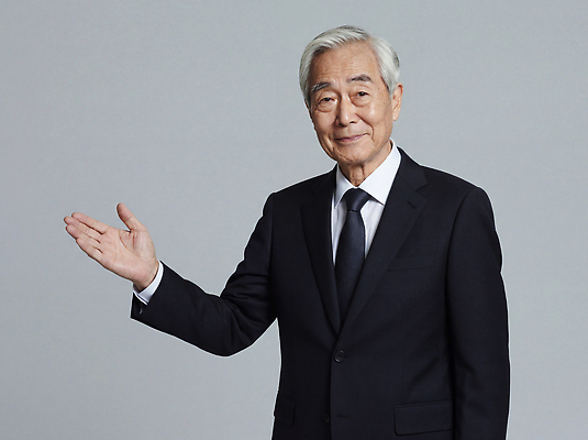 JPG 편집이미지 손 옷 노년 남자 포즈 백그라운드 모션 표정 정장 머리 인사 분위기 연령 소통 의료성형뷰티 스타일 편집실사 AI인물포토 AI콘텐츠 컨셉 사람 성인 신체부위 예절 CG 파일형식 AI포토