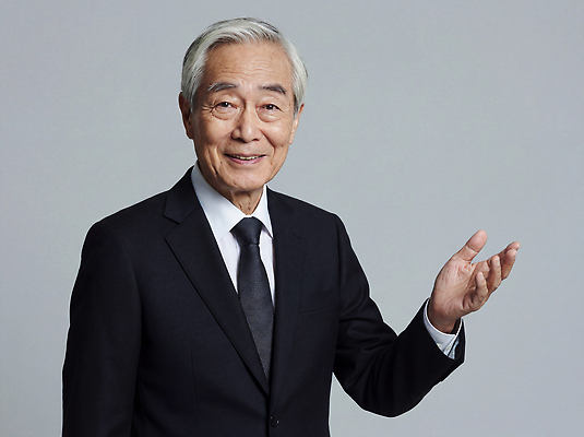 JPG 편집이미지 노년 남자 포즈 백그라운드 비즈니스 모션 표정 미소 사람 정장 손짓 표현 소통 의료성형뷰티 편집실사 AI인물포토 AI콘텐츠 옷 컨셉 성인 CG 파일형식 AI포토