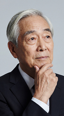 JPG 편집이미지 손 노년 얼굴 백그라운드 생각 사람 정장 손짓 연령 사색 성별 턱 깊이 의료성형뷰티 편집실사 AI인물포토 AI콘텐츠 옷 모션 성인 신체부위 CG 파일형식 AI포토