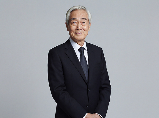 JPG 편집이미지 옷 노년 남자 포즈 백그라운드 비즈니스 스튜디오 실내 미소 사람 정장 의료성형뷰티 스타일 편집실사 AI인물포토 AI콘텐츠 표정 성인 내부 CG 파일형식 AI포토