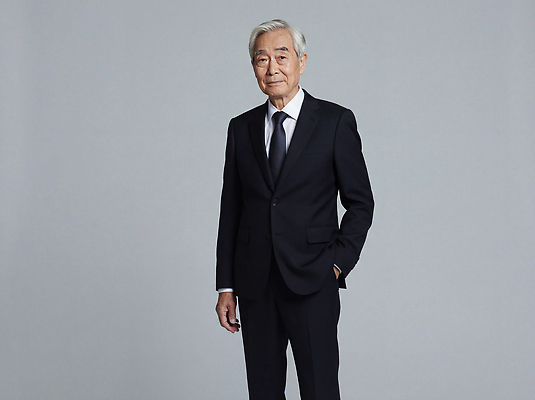 JPG 편집이미지 응시 옷 패션 노년 남자 백그라운드 스튜디오 표정 서기 사람 정장 카메라 깨끗함 의료성형뷰티 편집실사 AI인물포토 AI콘텐츠 시선 컨셉 모션 성인 전자제품 CG 파일형식 AI포토