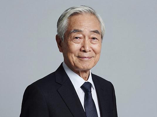 JPG 편집이미지 노년 남자 백그라운드 비즈니스 직장 표정 미소 정장 카메라 회색 연령 성별 소통 의료성형뷰티 편집실사 AI인물포토 AI콘텐츠 옷 컬러 컨셉 회사 사람 성인 전자제품 CG 파일형식 AI포토