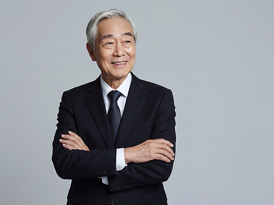 JPG 편집이미지 노년 남자 감정 백그라운드 표정 밝음 미소 사람 정장 팔짱 회색 즐거움 의료성형뷰티 스타일 편집실사 AI인물포토 AI콘텐츠 옷 컬러 모션 성인 CG 파일형식 AI포토