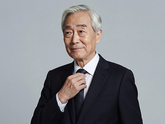 JPG 편집이미지 옷 할아버지 노년 남자 감정 넥타이 실내 표정 미소 정장 카메라 촬영 조정 의료성형뷰티 스타일 편집실사 AI인물포토 AI콘텐츠 잡화 사람 성인 내부 전자제품 수상스포츠 CG 파일형식 AI포토