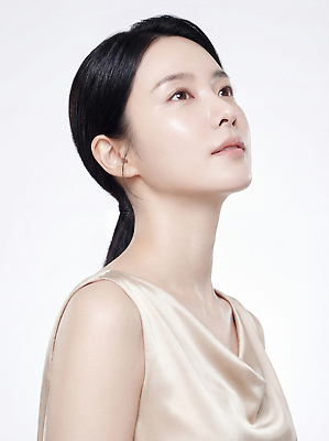 시선 뷰포인트 모션 사람 신체부위 감각 CG 파일형식 AI포토 여자 앞모습 응시 머리 묶기 컬러 옷 부드러움 조명 백그라운드 포즈 편집이미지 편집실사 JPG 의료성형뷰티 AI콘텐츠 AI인물포토