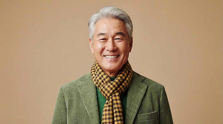 노년 남자 컬러 상의 표정 사람 성인 목도리 외투 CG 확인 파일형식 AI포토 웃음 노란색 체크표시 스카프 초록색 재킷 셔츠 백그라운드 스타일 패션 중년 포즈 편집이미지 편집실사 JPG 의료성형뷰티 할아버지 AI콘텐츠 AI인물포토