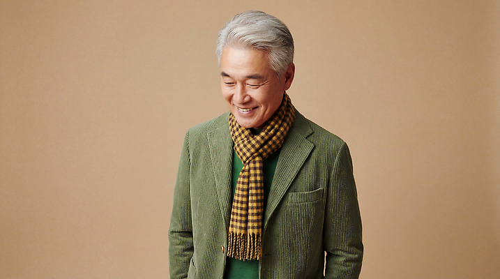 옷 노년 남자 감정 무늬 표정 사람 성인 목도리 CG 파일형식 AI포토 중년 스카프 미소 정장 행복 체크무늬 스타일 패션 촬영 편집이미지 편집실사 JPG 의료성형뷰티 할아버지 AI콘텐츠 AI인물포토