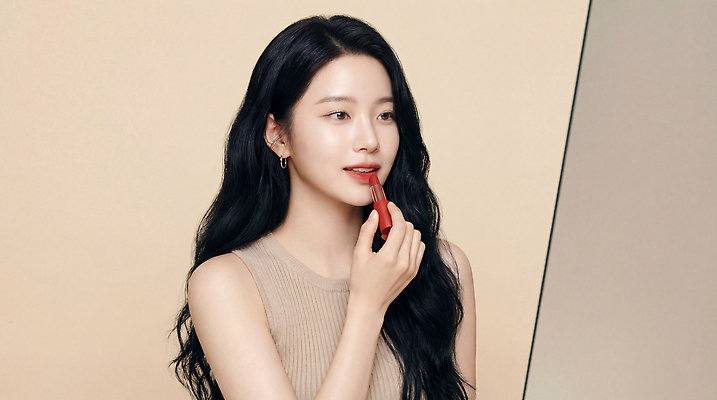 컨셉 사람 신체부위 뷰티 화장품 CG 파일형식 AI포토 여자 화장 립스틱 거울 패션 스타일 손 집중 편집이미지 편집실사 JPG 의료성형뷰티 AI콘텐츠 AI인물포토