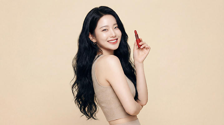 헤어스타일 옷 표정 사람 신체부위 뷰티 화장품 CG 파일형식 AI포토 여자 립스틱 미소 긴머리 촬영 백그라운드 캐주얼 손 포즈 스타일 얼굴 웃음 편집이미지 편집실사 JPG 의료성형뷰티 AI콘텐츠 AI인물포토