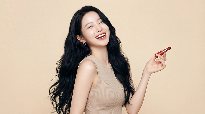 감정 컬러 표정 사람 라이프 신체부위 뷰티 머리 화장품 CG 파일형식 AI포토 여자 미소 립스틱 머리카락 백그라운드 화장 행복 손 스타일 포즈 일상 패션 갈색 편집이미지 편집실사 JPG 의료성형뷰티 AI콘텐츠 AI인물포토