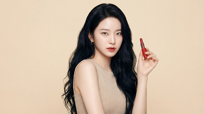 사람 신체부위 전자제품 뷰티 화장품 CG 파일형식 AI포토 여자 립스틱 촬영 포즈 카메라 손 백그라운드 모델 화장 뷰티풀 판매 알림 스타일 패션 편집이미지 편집실사 JPG 의료성형뷰티 AI콘텐츠 AI인물포토