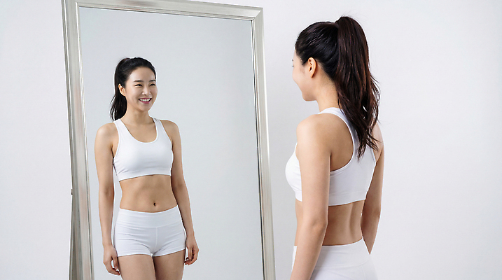 옷 감정 모션 표정 건강 사람 내부 운동 CG 파일형식 AI포토 거울 여자 실내 자신감 미소 상의 하의 헬스 자기관리 반사 관찰 행복 편집이미지 편집실사 JPG 의료성형뷰티 다이어트 AI콘텐츠 AI인물포토