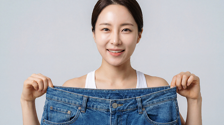 JPG 편집이미지 여자 패션 다이어트 성공 건강 미소 운동 청바지 변화 목표 긍정적 자기관리 의료성형뷰티 스타일 편집실사 AI인물포토 AI콘텐츠 감정 컨셉 바지 표정 사람 CG 파일형식 AI포토