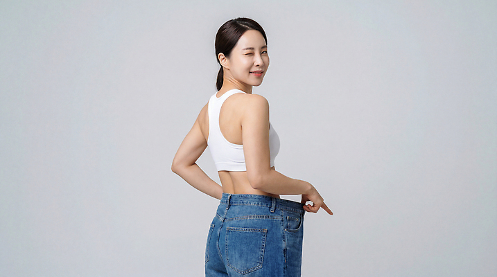 JPG 편집이미지 옷 여자 패션 행복 신체 다이어트 실내 건강 미소 뒷모습 청바지 변화 빅사이즈 자기관리 의료성형뷰티 스타일 편집실사 AI인물포토 AI콘텐츠 감정 뷰포인트 컨셉 바지 표정 사람 내부 CG 파일형식 AI포토