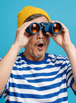 JPG 편집이미지 시선 남자 컬러 셔츠 모션 놀람 줄무늬 망원경 관찰 장면 발견 관심 의료성형뷰티 편집실사 AI인물포토 AI콘텐츠 감정 상의 무늬 표정 사람 CG 파일형식 AI포토