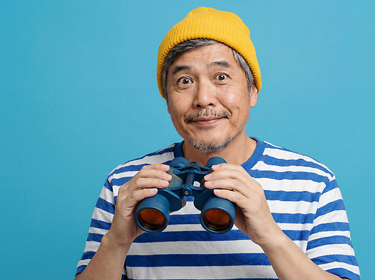 JPG 편집이미지 손 시선 남자 컬러 웃음 사람 취미 야외활동 쌍안경 탐험 관찰 의료성형뷰티 편집실사 AI인물포토 AI콘텐츠 모션 표정 신체부위 망원경 CG 파일형식 AI포토