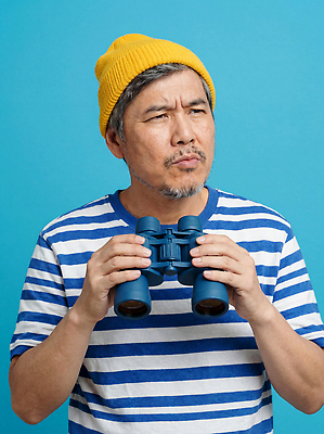 JPG 편집이미지 손 옷 남자 얼굴 포즈 생각 모션 표정 파란색 쌍안경 집중 호기심 이미지 의료성형뷰티 편집실사 AI인물포토 AI콘텐츠 감정 컬러 컨셉 사람 신체부위 망원경 CG 파일형식 AI포토