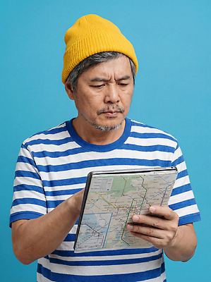 JPG 편집이미지 남자 티셔츠 지도 모션 줄무늬 공간 도시 연령 집중 탐색 길찾기 방법 의료성형뷰티 편집실사 AI인물포토 AI콘텐츠 컨셉 셔츠 무늬 사람 CG 파일형식 AI포토