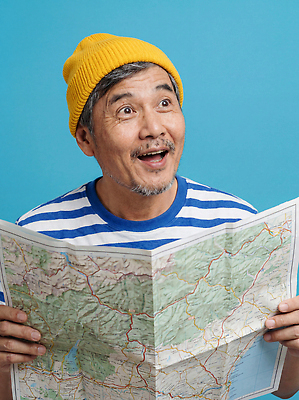 JPG 편집이미지 손 남자 컬러 여행 지도 웃음 파란색 탐험 계획 즐거움 호기심 준비 의료성형뷰티 편집실사 AI인물포토 AI콘텐츠 감정 컨셉 표정 사람 신체부위 CG 파일형식 AI포토