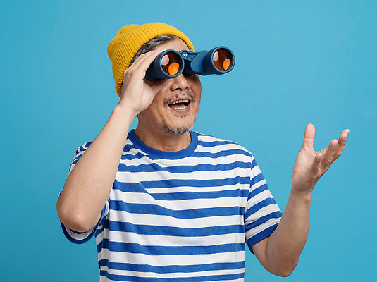 JPG 편집이미지 시선 남자 모션 레저 웃음 사람 손짓 취미 쌍안경 기쁨 관찰 즐거움 의료성형뷰티 편집실사 AI인물포토 AI콘텐츠 감정 표정 망원경 CG 파일형식 AI포토