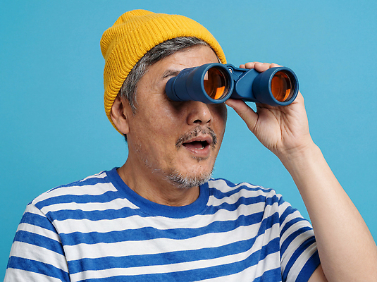 JPG 편집이미지 응시 시선 남자 모션 취미 파란색 기계 쌍안경 방 탐험 관찰 의료성형뷰티 편집실사 AI인물포토 AI콘텐츠 컬러 사람 망원경 CG 파일형식 AI포토