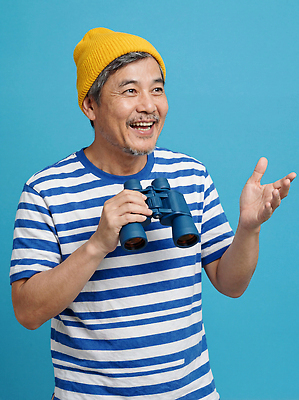 JPG 편집이미지 손 남자 포즈 모션 휴식 대화 웃음 취미 망원경 탐험 즐거움 의료성형뷰티 편집실사 AI인물포토 AI콘텐츠 감정 컨셉 표정 말하기 사람 신체부위 CG 파일형식 AI포토