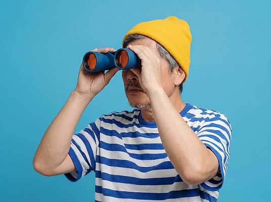 JPG 편집이미지 시선 남자 모션 자연 생활 망원경 탐험 관찰 호기심 멀리 의료성형뷰티 편집실사 AI인물포토 AI콘텐츠 감정 컨셉 사람 CG 생태계 파일형식 AI포토