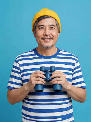 JPG 편집이미지 손 외관 남자 티셔츠 모션 표정 웃음 사람 파란색 노란색 줄무늬 쌍안경 의료성형뷰티 편집실사 AI인물포토 AI콘텐츠 컬러 셔츠 무늬 신체부위 망원경 CG 파일형식 AI포토