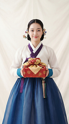 JPG 편집이미지 전통 손 옷 여자 기념일 문화 포장 한국 선물 이벤트 설날 축제 한복 명절인사 방법 뷰티풀 의료성형뷰티 편집실사 AI인물포토 AI콘텐츠 한국전통 명절 아시아 사람 신체부위 인사 전통의상 CG 파일형식 AI포토