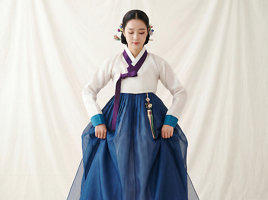 JPG 편집이미지 전통 옷 여자 문화 포즈 한국 이벤트 치마 설날 전통의상 한복 저고리 옷입기 명절인사 뷰티풀 의료성형뷰티 스타일 편집실사 AI인물포토 AI콘텐츠 한국전통 명절 아시아 모션 하의 사람 인사 CG 파일형식 AI포토