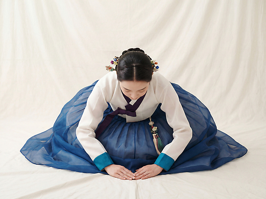 JPG 편집이미지 전통 손 여자 문화 바닥 기념 한국 이벤트 설날 절 의식 전통의상 한복 무릎 명절인사 의료성형뷰티 편집실사 AI인물포토 AI콘텐츠 한국전통 명절 아시아 사람 신체부위 인사 CG 파일형식 AI포토