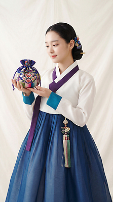 JPG 편집이미지 전통 손 옷 여자 문화 컬러 조명 한국 미소 설날 축제 예절 한복 자수 명절인사 의료성형뷰티 편집실사 AI인물포토 AI콘텐츠 한국전통 명절 아시아 표정 사람 신체부위 인사 전통의상 CG 파일형식 AI포토