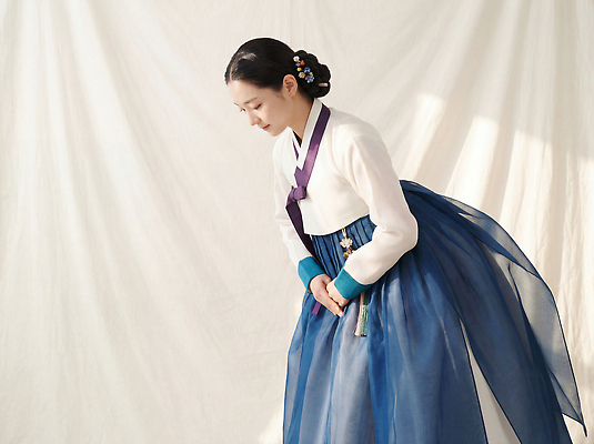 JPG 편집이미지 전통 옷 여자 문화 한국 이벤트 설날 공간 예절 인사 시간 한복 명절인사 뷰티풀 의료성형뷰티 편집실사 AI인물포토 AI콘텐츠 한국전통 명절 아시아 사람 전통의상 CG 파일형식 AI포토