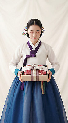 JPG 편집이미지 전통 손 옷 기념일 문화 한국 선물 들기 소녀 이벤트 상자 설날 축제 한복 명절인사 의료성형뷰티 편집실사 AI인물포토 AI콘텐츠 한국전통 여자 명절 아시아 어린이 모션 신체부위 인사 전통의상 CG 파일형식 AI포토