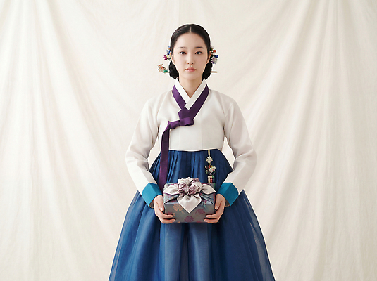 JPG 편집이미지 전통 옷 여자 기념일 문화 컬러 한국 실내 선물 이벤트 장식 상자 설날 축하 한복 오브젝트 명절인사 의료성형뷰티 편집실사 AI인물포토 AI콘텐츠 한국전통 명절 아시아 컨셉 사람 내부 인사 전통의상 CG 파일형식 AI포토