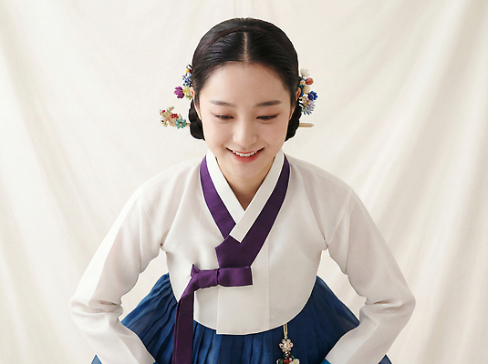 JPG 편집이미지 전통 옷 여자 문화 기념 한국 미소 웃음 이벤트 설날 인사 한복 조화 명절인사 뷰티풀 의료성형뷰티 스타일 편집실사 AI인물포토 AI콘텐츠 한국전통 명절 아시아 표정 사람 예절 전통의상 CG 파일형식 AI포토