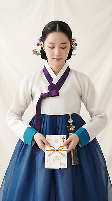 JPG 모양 편집이미지 전통 옷 여자 문화 컬러 기념 한국 선물 이벤트 설날 양손 축하 한복 명절인사 뷰티풀 의료성형뷰티 편집실사 AI인물포토 AI콘텐츠 한국전통 손 명절 아시아 컨셉 사람 인사 전통의상 CG 파일형식 AI포토