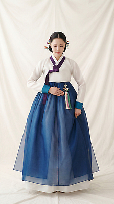 JPG 편집이미지 전통 옷 여자 패션 문화 한국 일상 장식 파란색 설날 흰색 한복 머리장식 명절인사 뷰티풀 의료성형뷰티 편집실사 AI인물포토 AI콘텐츠 한국전통 명절 아시아 컬러 사람 라이프 인사 전통의상 CG 파일형식 AI포토