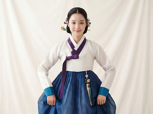 JPG 편집이미지 전통 손 옷 여자 기념일 전통문화 문화 한국 파란색 설날 흰색 한복 복식 명절인사 의료성형뷰티 편집실사 AI인물포토 AI콘텐츠 한국전통 명절 아시아 컬러 사람 이벤트 신체부위 인사 전통의상 CG 파일형식 AI포토