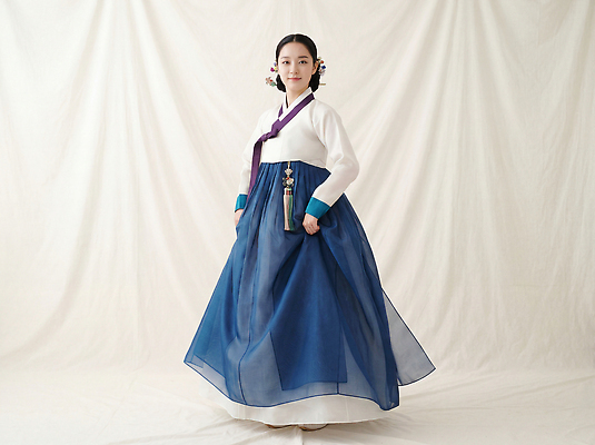 JPG 편집이미지 한국문화 옷 여자 문화 포즈 한국 실내 파란색 설날 촬영 흰색 전통의상 한복 명절인사 뷰티풀 의료성형뷰티 스타일 편집실사 AI인물포토 AI콘텐츠 동양문화 한국전통 전통 명절 아시아 컬러 사람 내부 인사 CG 파일형식 AI포토