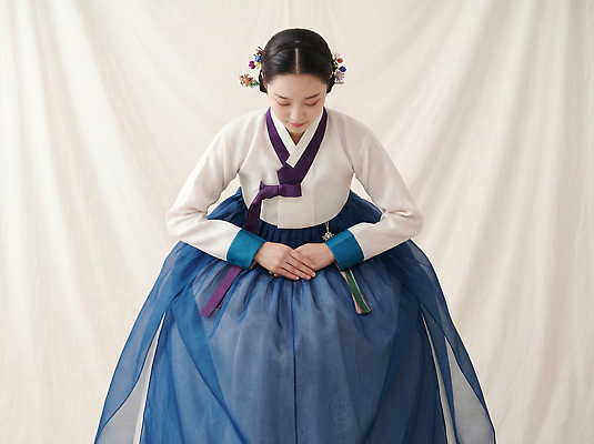 JPG 편집이미지 한국문화 전통 손 옷 여자 전통문화 문화 포즈 한국 설날 예절 한복 명절인사 뷰티풀 의료성형뷰티 외모 차분 편집실사 AI인물포토 AI콘텐츠 동양문화 한국전통 명절 아시아 컨셉 사람 신체부위 인사 전통의상 CG 파일형식 AI포토